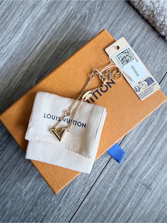 Louis Vuitton Jewelry - LV Essential V Bracelet